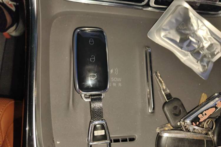 Used Geely Galaxy M9 2025 Model 230km Two-Wheel-Drive Exploration Edition Vehicle Key