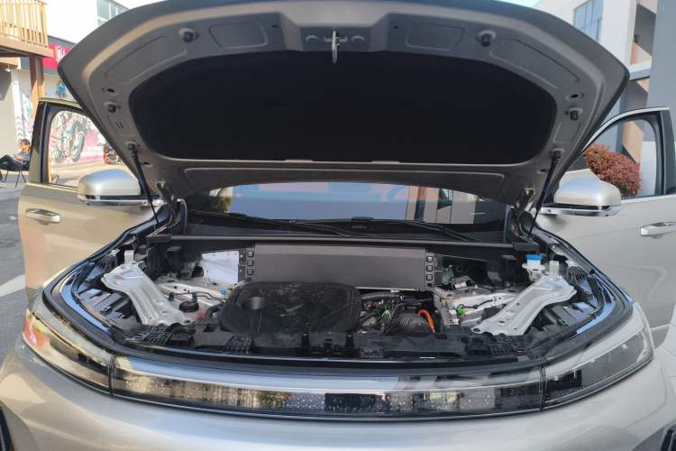Used Geely Galaxy M9 2025 Model 230km Two-Wheel-Drive Exploration Edition Engine Bay