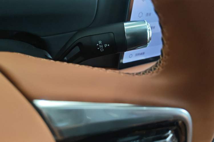 Used Geely Galaxy M9 2025 Model 230km Two-Wheel-Drive Exploration Edition Gear Lever