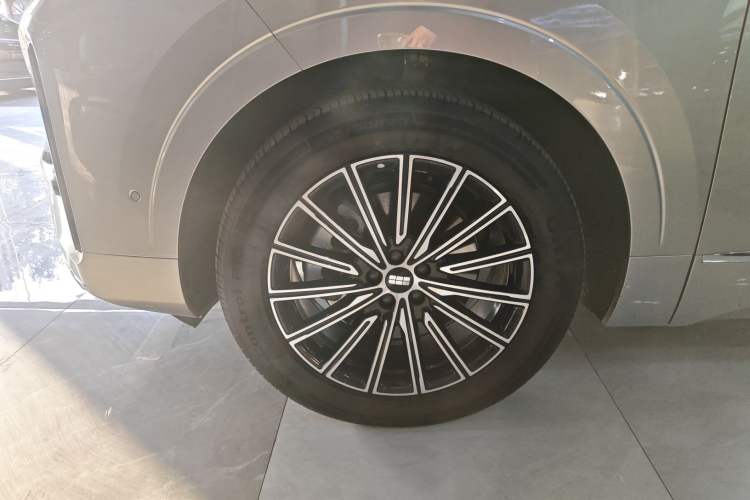 Used Geely Galaxy M9 2025 Model 230km Two-Wheel-Drive Exploration Edition Left Front Wheel Hub