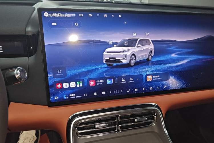 Used Geely Galaxy M9 2025 Model 210km Four-Wheel-Drive Leading Edition Audio And AC Panel