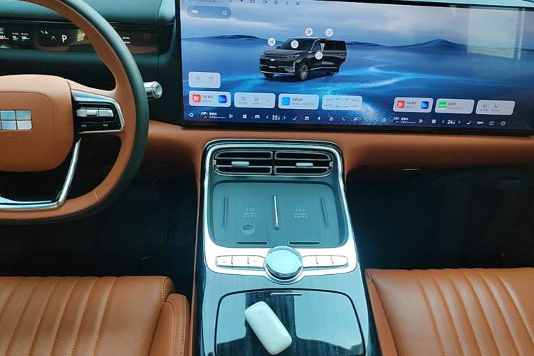 Used Geely Galaxy M9 2025 Model 210km Four-Wheel-Drive Leading Edition Audio And AC Panel