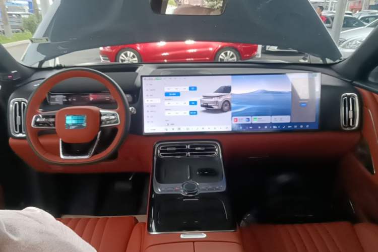 Used Geely Galaxy M9 2025 Model 230km Two-Wheel-Drive Exploration Edition Center Console