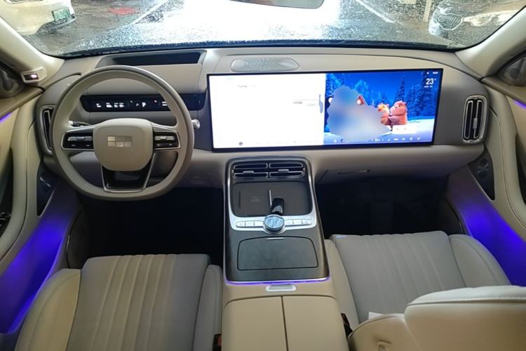 Used Geely Galaxy M9 2025 Model 230km Two-Wheel-Drive Exploration Edition Center Console