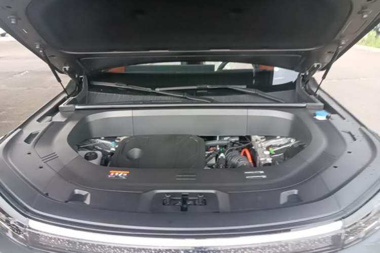 Used Geely Galaxy M9 2025 Model 230km Two-Wheel-Drive Exploration Edition Engine Bay
