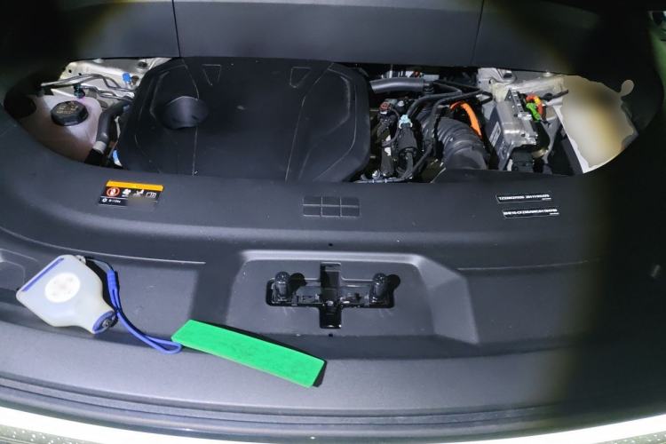 Used Geely Galaxy M9 2025 Model 230km Two-Wheel-Drive Smart Navigation Edition Engine Bay