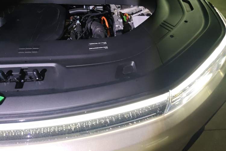 Used Geely Galaxy M9 2025 Model 230km Two-Wheel-Drive Smart Navigation Edition Engine Bay Left
