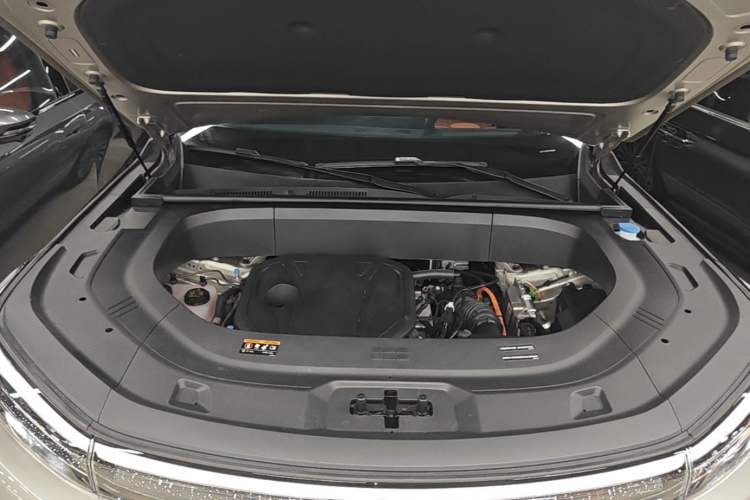Used Geely Galaxy M9 2025 Model 210km Four-Wheel-Drive Leading Edition Engine Bay