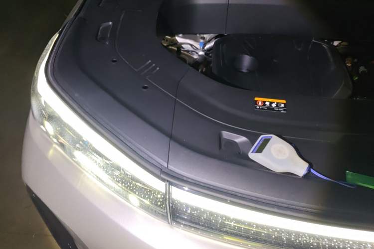Used Geely Galaxy M9 2025 Model 230km Two-Wheel-Drive Smart Navigation Edition Engine Bay Right
