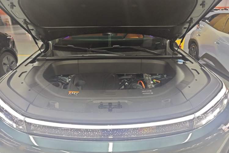 Used Geely Galaxy M9 2025 Model 210km Four-Wheel-Drive Leading Edition Engine Bay