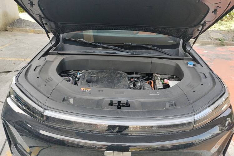Used Geely Galaxy M9 2025 Model 210km Four-Wheel-Drive Leading Edition Engine Bay