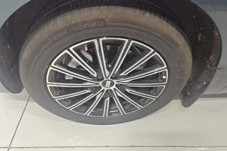 Used Geely Galaxy M9 2025 Model 210km Four-Wheel-Drive Leading Edition Exterior 4