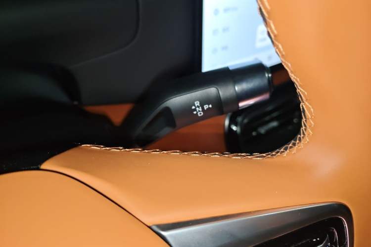 Used Geely Galaxy M9 2025 Model 230km Two-Wheel-Drive Smart Navigation Edition Gear Lever