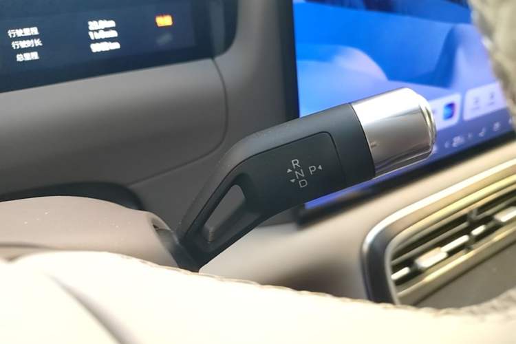 Used Geely Galaxy M9 2025 Model 230km Two-Wheel-Drive Exploration Edition Gear Lever