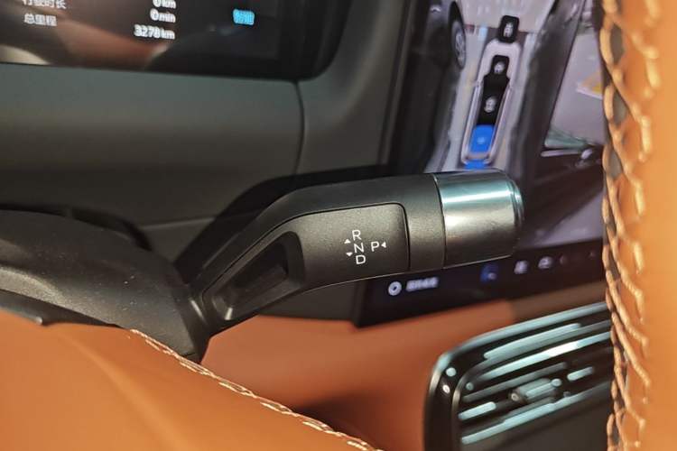 Used Geely Galaxy M9 2025 Model 210km Four-Wheel-Drive Leading Edition Gear Lever