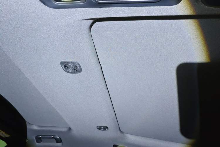 Used Geely Galaxy M9 2025 Model 230km Two-Wheel-Drive Smart Navigation Edition Headliner