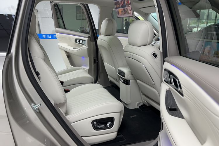 Used Geely Galaxy M9 2025 Model 230km Two-Wheel-Drive Exploration Edition Interior 5