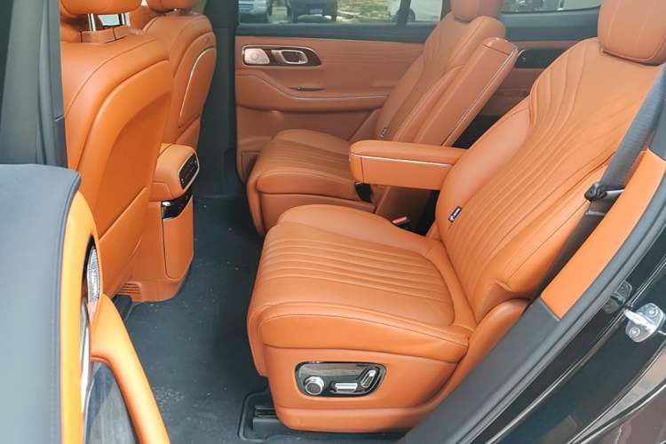 Used Geely Galaxy M9 2025 Model 210km Four-Wheel-Drive Leading Edition Left Rear Seat