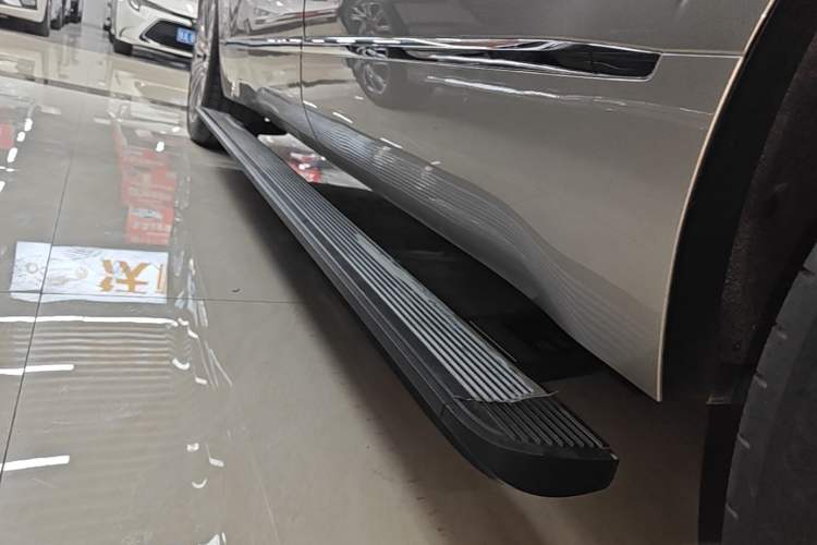 Used Geely Galaxy M9 2025 Model 210km Four-Wheel-Drive Leading Edition Left Side Sill