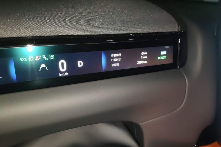 Used Geely Galaxy M9 2025 Model 230km Two-Wheel-Drive Smart Navigation Edition Odometer Close Up