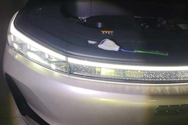 Used Geely Galaxy M9 2025 Model 230km Two-Wheel-Drive Smart Navigation Edition Right Front Headlight