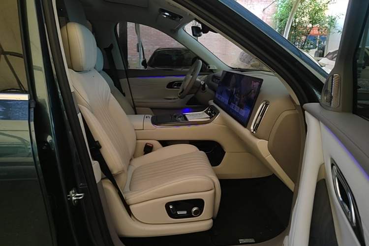 Used Geely Galaxy M9 2025 Model 230km Two-Wheel-Drive Exploration Edition Right Front Seat