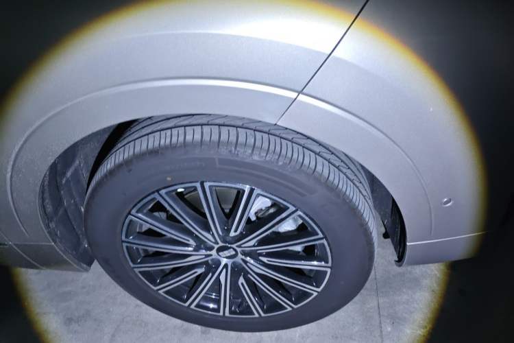 Used Geely Galaxy M9 2025 Model 230km Two-Wheel-Drive Smart Navigation Edition Right Front Wheel Hub