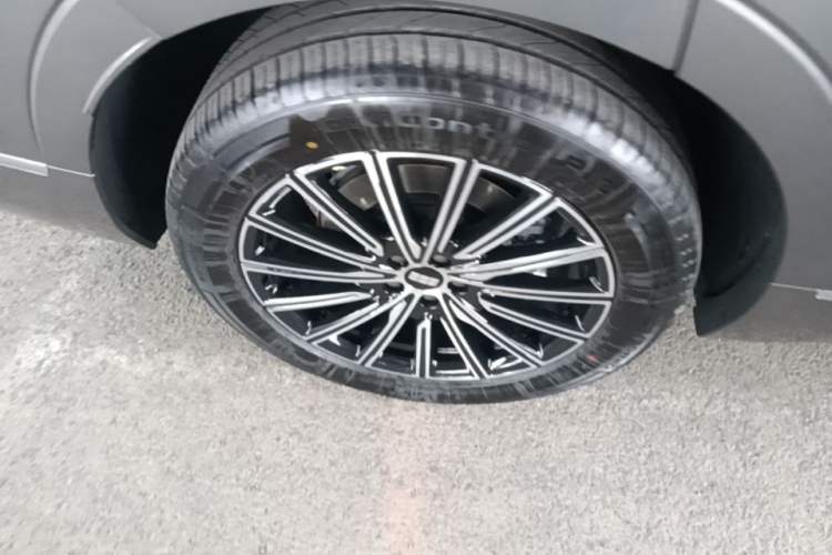 Used Geely Galaxy M9 2025 Model 230km Two-Wheel-Drive Exploration Edition Right Rear Wheel Hub