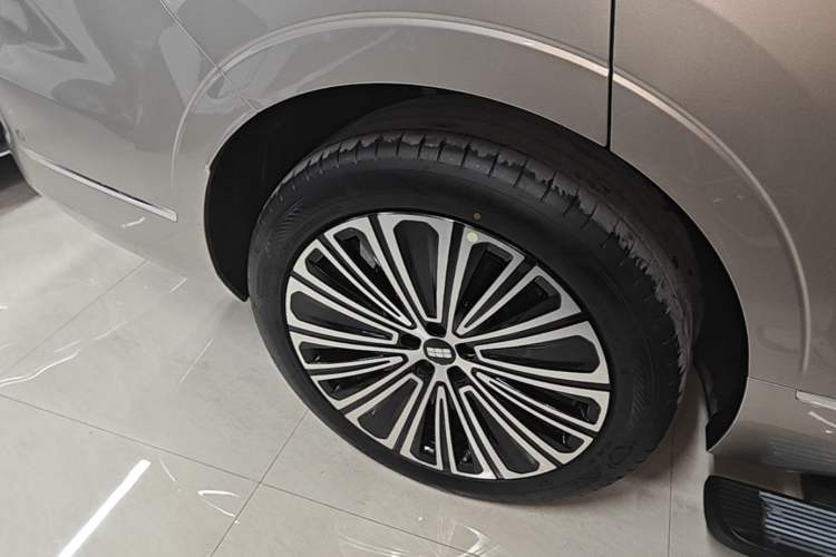 Used Geely Galaxy M9 2025 Model 210km Four-Wheel-Drive Leading Edition Right Rear Wheel Hub