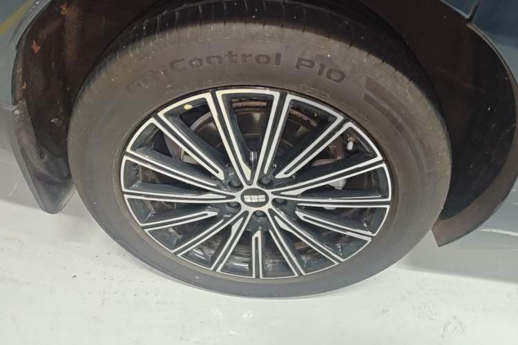 Used Geely Galaxy M9 2025 Model 210km Four-Wheel-Drive Leading Edition Right Rear Wheel Hub