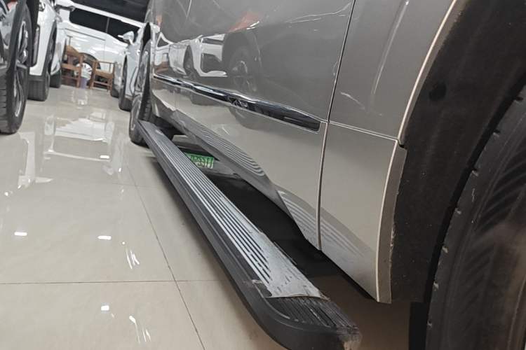 Used Geely Galaxy M9 2025 Model 210km Four-Wheel-Drive Leading Edition Right Side Sill