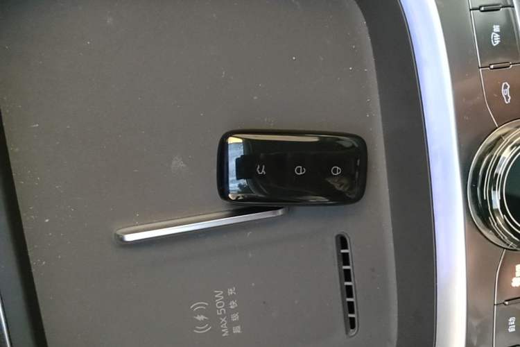 Used Geely Galaxy M9 2025 Model 230km Two-Wheel-Drive Exploration Edition Vehicle Key