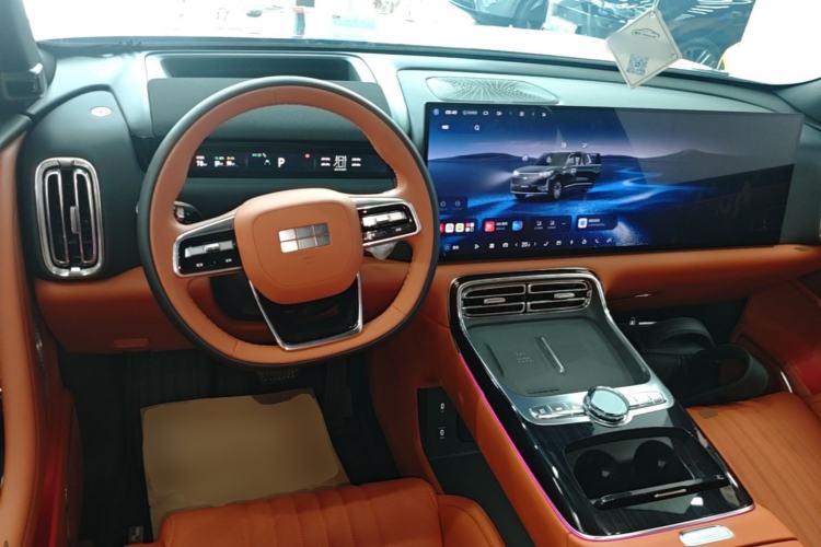 Used Geely Galaxy M9 2025 Model 230km Two-Wheel-Drive Exploration Edition Center Console
