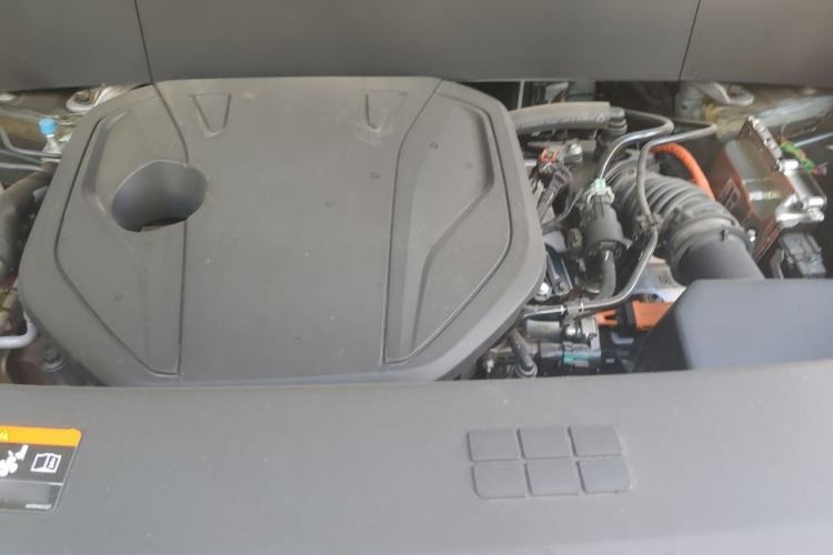 Used Geely Galaxy M9 2025 Model 210km Four-Wheel-Drive Leading Edition Engine Bay