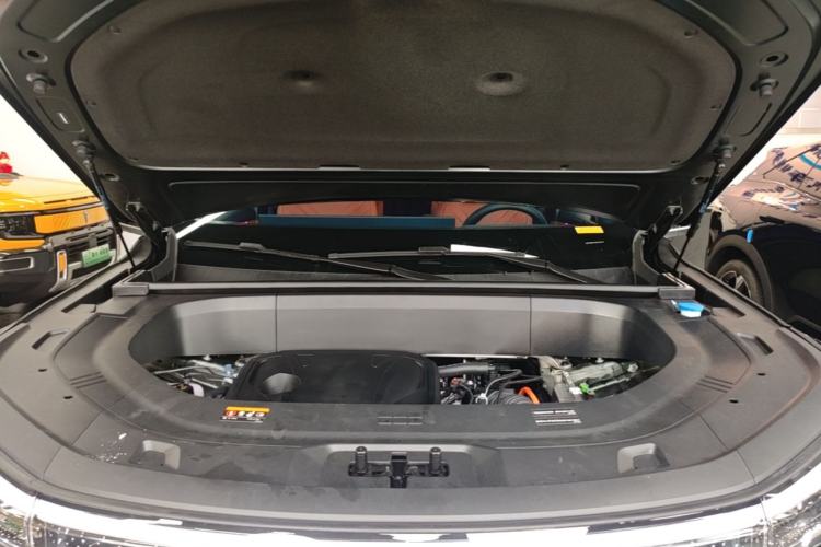 Used Geely Galaxy M9 2025 Model 230km Two-Wheel-Drive Exploration Edition Engine Bay