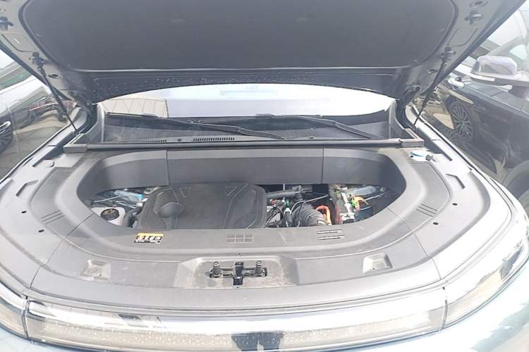 Used Geely Galaxy M9 2025 Model 230km Two-Wheel-Drive Smart Navigation Edition Engine Bay