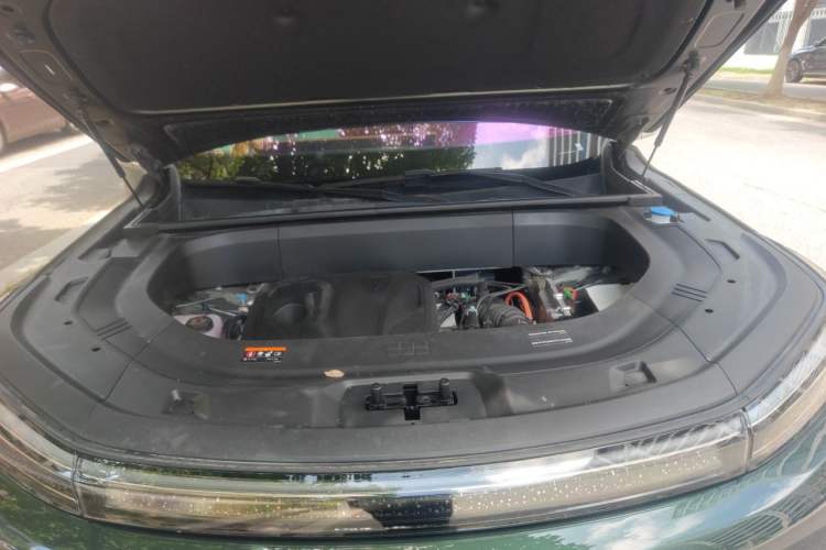 Used Geely Galaxy M9 2025 Model 210km Four-Wheel-Drive Leading Edition Engine Bay