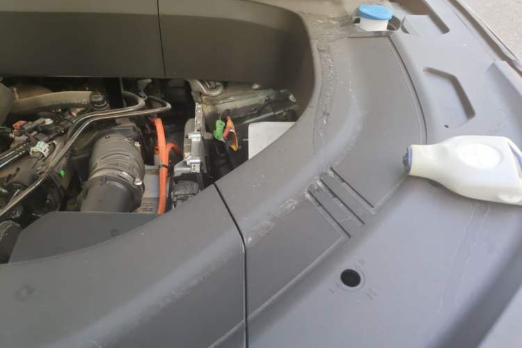 Used Geely Galaxy M9 2025 Model 210km Four-Wheel-Drive Leading Edition Engine Bay Left