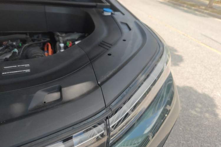 Used Geely Galaxy M9 2025 Model 210km Four-Wheel-Drive Leading Edition Engine Bay Left