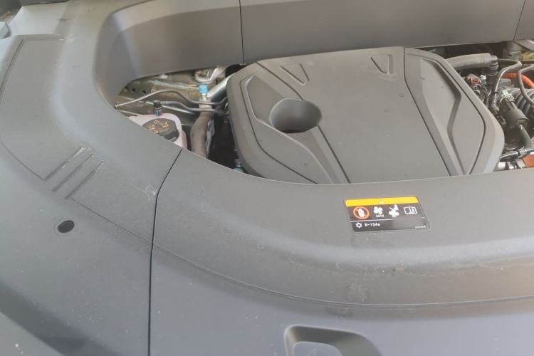 Used Geely Galaxy M9 2025 Model 210km Four-Wheel-Drive Leading Edition Engine Bay Right