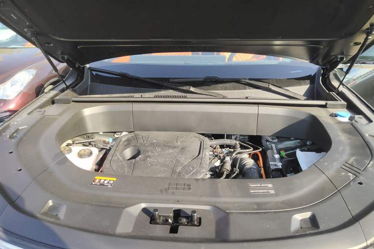 Used Geely Galaxy M9 2025 Model 230km Two-Wheel-Drive Exploration Edition Engine Bay