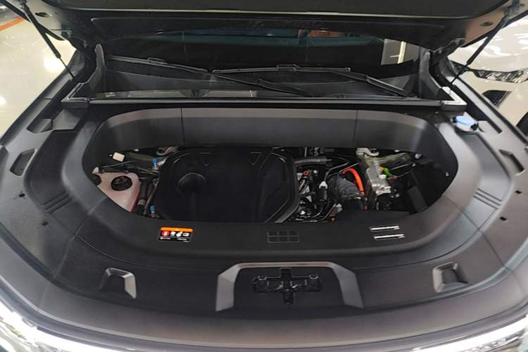 Used Geely Galaxy M9 2025 Model 210km Four-Wheel-Drive Leading Edition Engine Bay