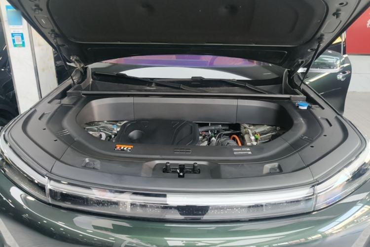 Used Geely Galaxy M9 2025 Model 210km Four-Wheel-Drive Leading Edition Engine Bay