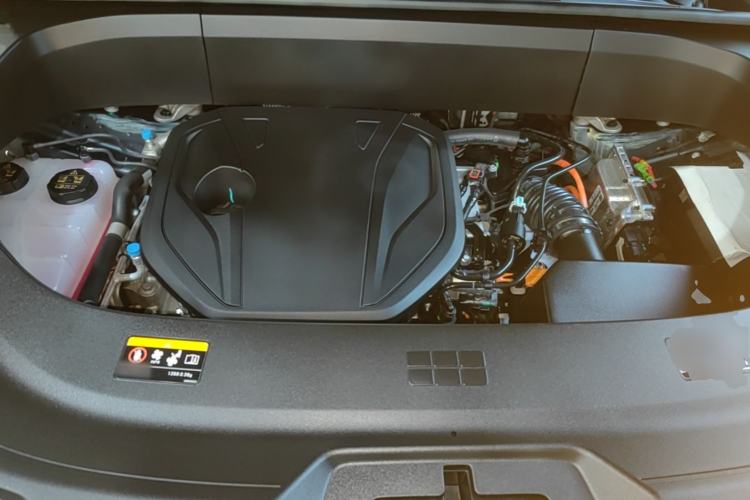 Used Geely Galaxy M9 2025 Model 230km Two-Wheel-Drive Exploration Edition Engine Bay