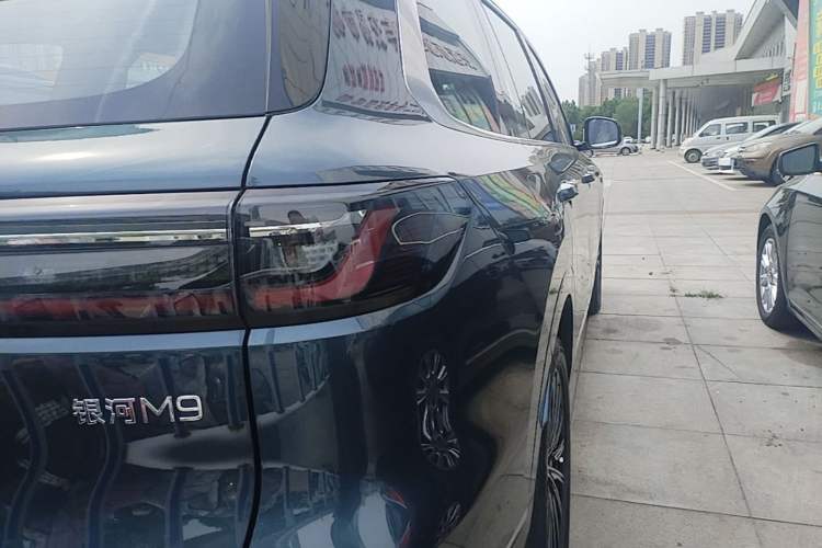 Used Geely Galaxy M9 2025 Model 230km Two-Wheel-Drive Smart Navigation Edition Exterior 3
