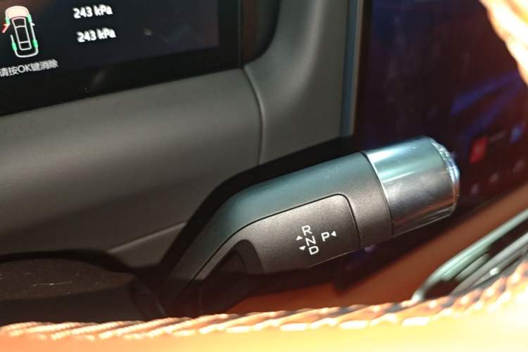 Used Geely Galaxy M9 2025 Model 230km Two-Wheel-Drive Exploration Edition Gear Lever