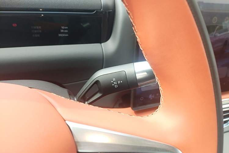 Used Geely Galaxy M9 2025 Model 230km Two-Wheel-Drive Smart Navigation Edition Gear Lever