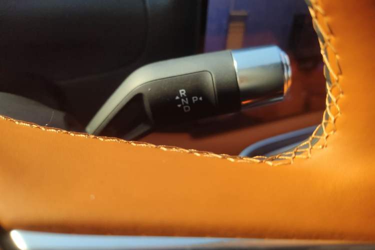 Used Geely Galaxy M9 2025 Model 230km Two-Wheel-Drive Exploration Edition Gear Lever
