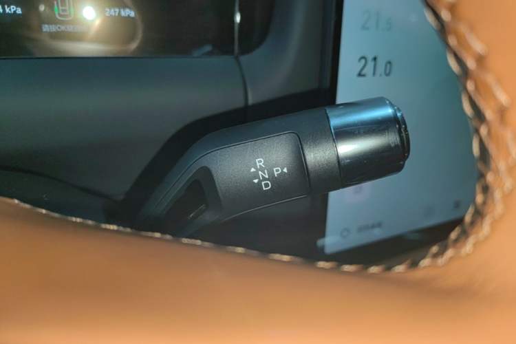 Used Geely Galaxy M9 2025 Model 230km Two-Wheel-Drive Exploration Edition Gear Lever
