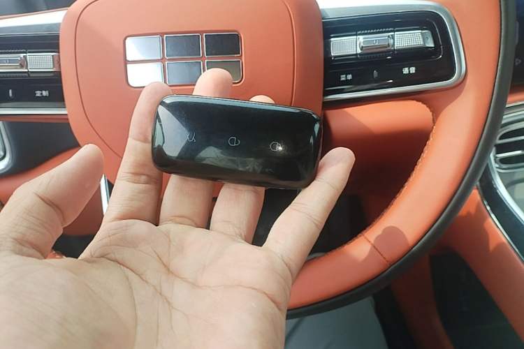 Used Geely Galaxy M9 2025 Model 230km Two-Wheel-Drive Smart Navigation Edition Interior 1